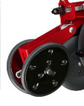 Die 8-reihige Tempo F ist mit zwei Zusatzstützrädern ausgestattet, die ein hydraulisches Boggie-Fahrwerk bilden, so dass bei der Arbeit die Last für ein ruhigeres Fahrverhalten auf unebenen Flächen