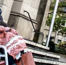 Menschen mit Rollstuhl und Rollator oder anderen Handicaps beim Gehen bereitet der unebene und mit ständigen Rillen versehene Platz in der Praxis wenig Freude.