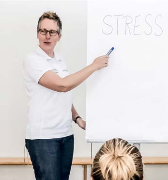 Die Psychologin Jeanette Wieneke klärt auf und zeigt Wege aus der Stress-Falle. SIND DIE MENSCHEN HEUTZUTAGE MEHR GESTRESST ALS FRÜHER?