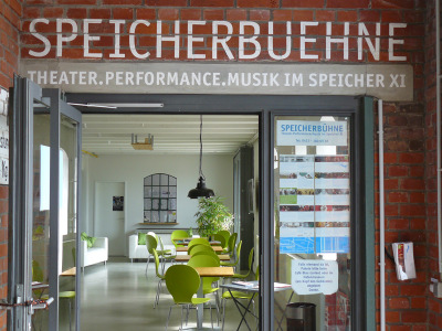 Speicherbühne Die Speicherbühne liegt im letzten gründerzeitlichen Hafenspeicher Bremens und ist ein experimenteller Ort für Theater, Musik und Performances.
