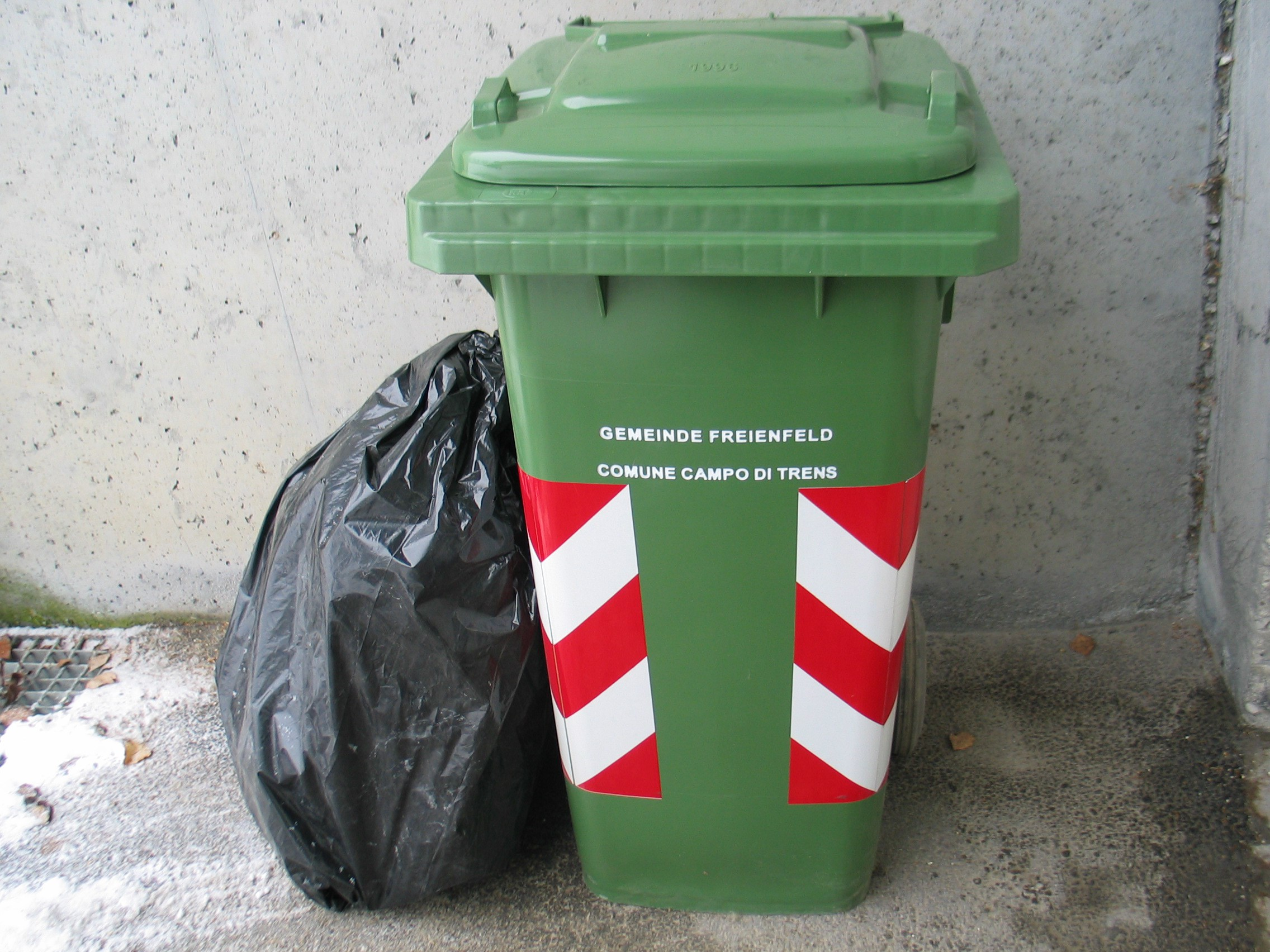 Um die vollständige Entleerung des Restmüllcontainers zu gewährleisten, darf kein Müll lose in den Container geworfen werden (Bitte Plastiksäcke verwenden)!