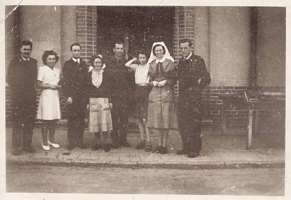Zuzana Růžičková 9 Zuzana Růžičková im befreiten KZ Bergen-Belsen mit Ärzten und Krankenschwestern des Lazaretts, April/Mai 1945. Von links nach rechts: Dr.