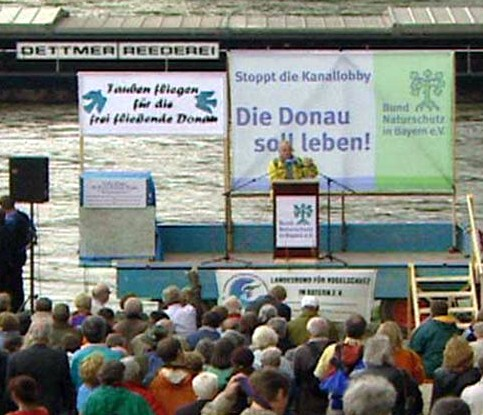 Allein in Regensburg, dem größten Donauhafen zwischen Kelheim und dem Schwarzen Meer, wurden 2011 beachtliche 7,5 Millionen Tonnen umgeschlagen das entspricht der Menge von über 200.000 LKW-Ladungen.