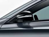 Exzellente Verzögerungswerte und Standfestigkeit bietet die AMG HochleistungsBremsanlage mit groß dimensionierten, rundum innen belüfteten und perforierten Bremsscheiben.