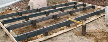 123 Einbauempfehlungen für SCHEERER-Terrassenbohlen n Stabile Auflageflächen lassen sich sehr einfach mit Gehwegplatten herstellen, die auf ein verdichtetes Kiesbett gelegt werden.