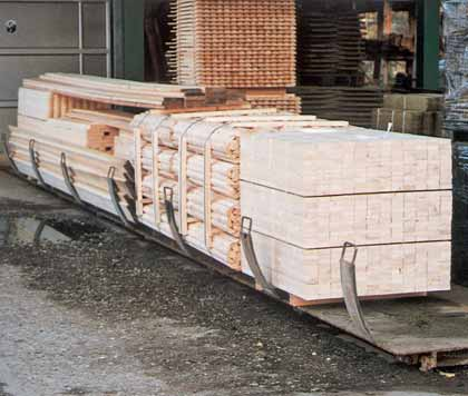 Durch die Holzstrukturen sind Farbunterschiede unvermeidbar, braun imprägnierte Holzteile können durch Stapellatten helle Stellen haben, diese müssen aus fertigungstechnischen Gründen akzeptiert