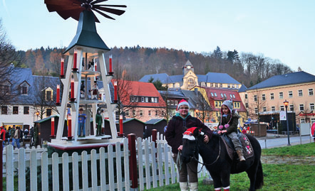 öffnete. Vor der irche hatten sich die Pferde vom Reiterhof Tögel aus Oberfrauendorf weihnachtlich herausgeputzt.
