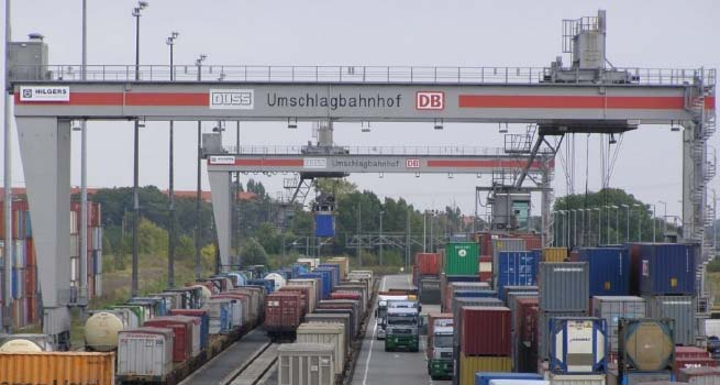 und Durchsatz CargoBeamer / Container-Kranterminal * Without land