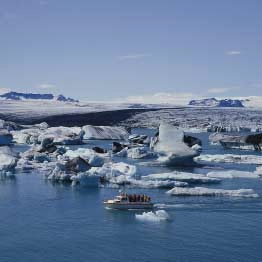 Eisbrecher»Yamal«über eine Wasserrinne den