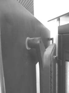 Installation / Anschluss an den Schornstein Montage der Tür-Dekorglasscheibe Tür-Dekorglasscheibe vorsichtig aus der Transportverpackung entnehmen und sofort auf Schäden kontrollieren (spätere