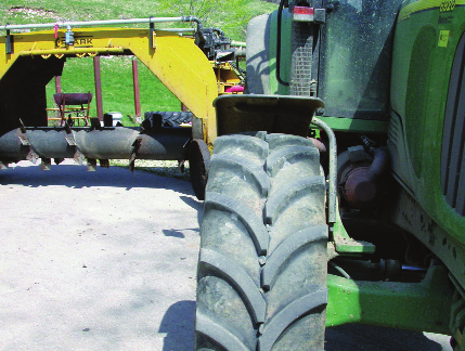 Vor einigen Jahren hat Landwirt Christian Weber, Les vieux-prés, seinen Traktor für die Grüngutbewirtschaftung verschiedener Gemeinden mit einem geschlossenen Partikelfiltersystem ausgerüstet.