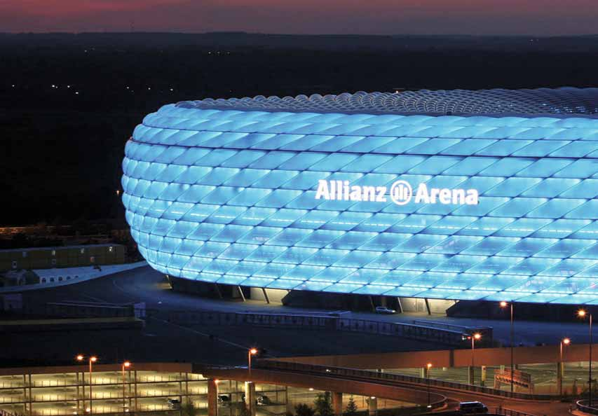 Spektakuläres Design von renommierten Architekten: Herzog & De Meuron Innovative Gebäudehülle, die einen speziellen Gebäudeabschluss erfordert Die Allianz Arena in München ist ein eindrucksvolles