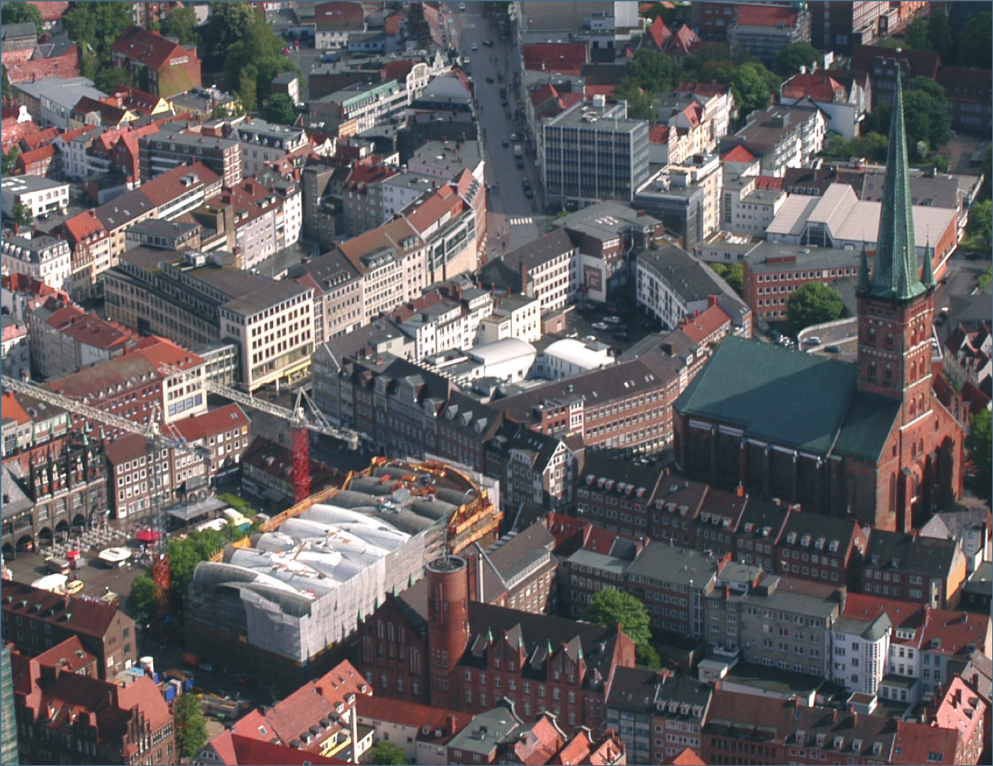 DAS OBJEKT Das historische Gebäude der Handelsbank zu Lübeck wurde 1910, unmittelbar am Kohlmarkt mit Blick auf das Lübecker Rathaus und die Marienkirche, errichtet.