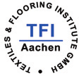 Achten Sie beim Kauf des Klebers unbedingt auf den Hinweis sehr emissionsarm. Neu ist das gemeinsam vom TÜV und TFI Textiles & Flooring Institute vergebene Zertifikat.