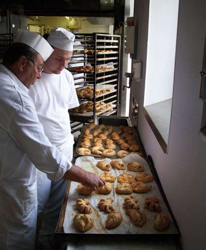 BETRIEBE & Branchen Bäckerlehrlinge bereiten sich vor Für die Lehrabschlussprüfung sollten die Lehrlinge gut vorbereitet sein.