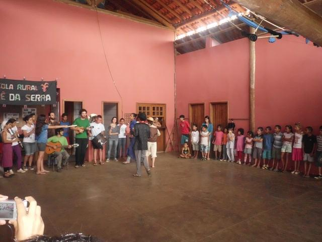 (Vorführung eines Theaterstückes im Vorhof der Schule) Politik: Im Oktober 2012 fanden in ganz Brasilien Gemeindewahlen statt. Zur Wahl standen Moacyr Leite jr.