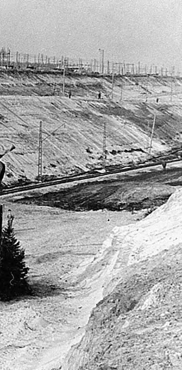 GESTERN Auftakt zum Bergbau Brikettfabrik Adelheid, später Haselbach, um 1912 Feierlichkeiten zum Aufschluss des Tagebaus Haselbach, 1955 Nachdem der Abbau von Braunkohle auf den Feldern bei