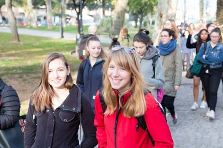 Die insgesamt 48 SchülerInnen aus Sevilla, Bergamo, Göteborg und Amberg bearbeiten Themen in internationalen Arbeitsgruppen, werten ihre Umfragen aus und dokumentieren die Ergebnisse.