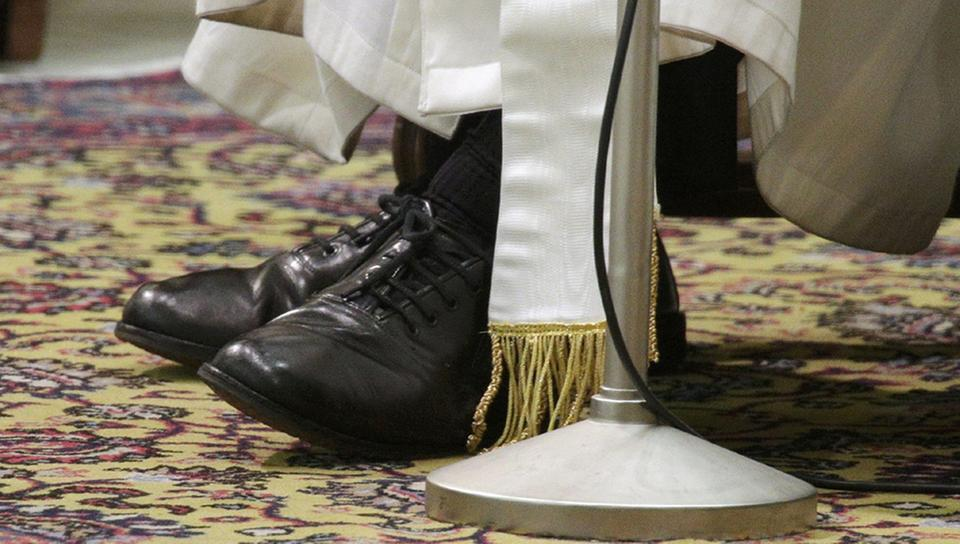 roten Schuhe des Papstgewandes.