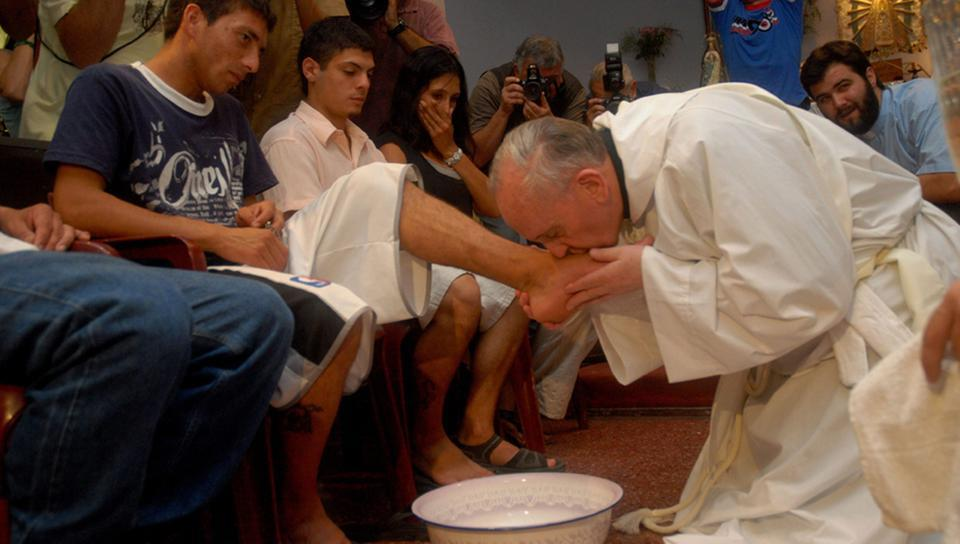 Papst Franziskus beim Gottesdienst am Gründonnerstag 2013 im römischen