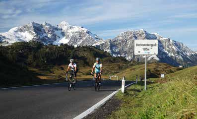 34 rennrad Rennrad-Tour auf den Hochtannbergpass bei Warth-Schröcken Für RennradfahrerInnen ist der Bregenzerwald die ideale Region, da Strecken unterschiedlicher Schwierigkeitsgrade zur Wahl stehen.