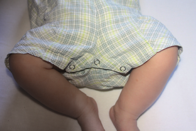 Babys bis Monate: Für eine gute Rückenrundung befestigen Sie bitte die Schulterträger am Hüftgurt.