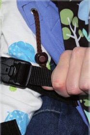 Connect the buckle on the shoulder strap with the buckle on the panel in case your baby is - months and up.
