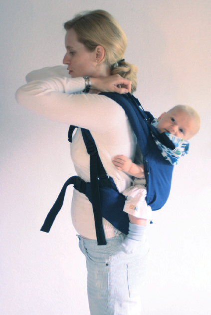 Il est aussi possible de froncer le soutien-tête. 0 Bevor Sie Ihr Baby am Rücken tragen hängen Sie bitte die Kopfstützen-Bänder in den Schlaufen an den Ecken der Kopfstütze ein.
