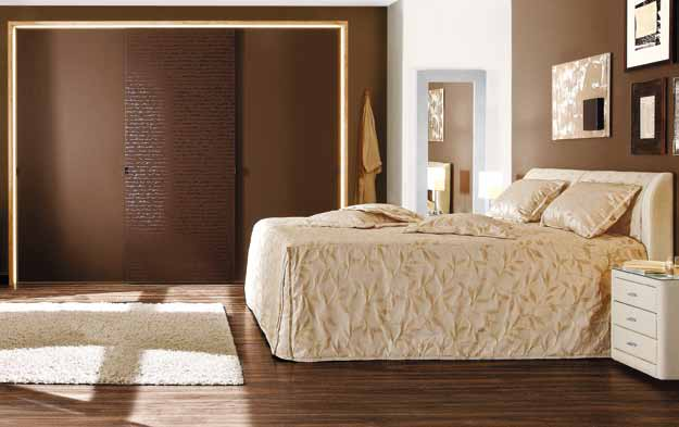 Doppelbett weiß, Füße chromfarbig, Liegefläche 180x200 cm, ohne Rahmen, Auflagen, Beleuchtung und Nachtkonsolen 3053006.96 987.- 444.