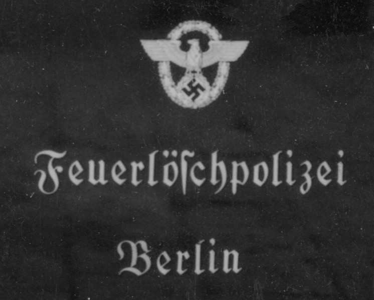 1933 - Schriftzug "Feuerlöschpolizei Berlin" mit dem reichseinheitlichen Hoheitsabzeichen der Polizei
