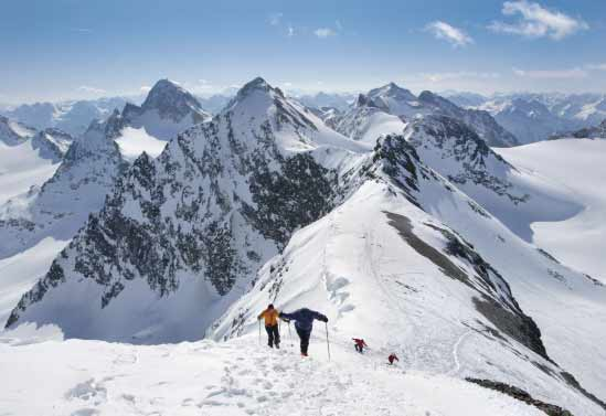 Hier beginnt unser acht Kilometer langer, landschaftlich jedoch reizvoller Aufstieg zur Silvrettahütte. 1100 Höhen me - ter sind zu bewältigen.