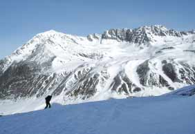 GRUPPEN Bezirksgruppe Nürtingen Schneeschuhgruppe erfährt alpine Feuertaufe Ein Dank dem Erfinder der modernen Schneeschuhe. Krallen verhindern ein Abrutschen am 40 steilem Hang.