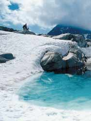 Rund 18 Quadratkilometer, ein Eisvolumen von 1,8 Kubikkilometern und eine Gesam t - länge von neun Kilometern: Die Pasterze ist der größte Gletscher der Ostalpen.