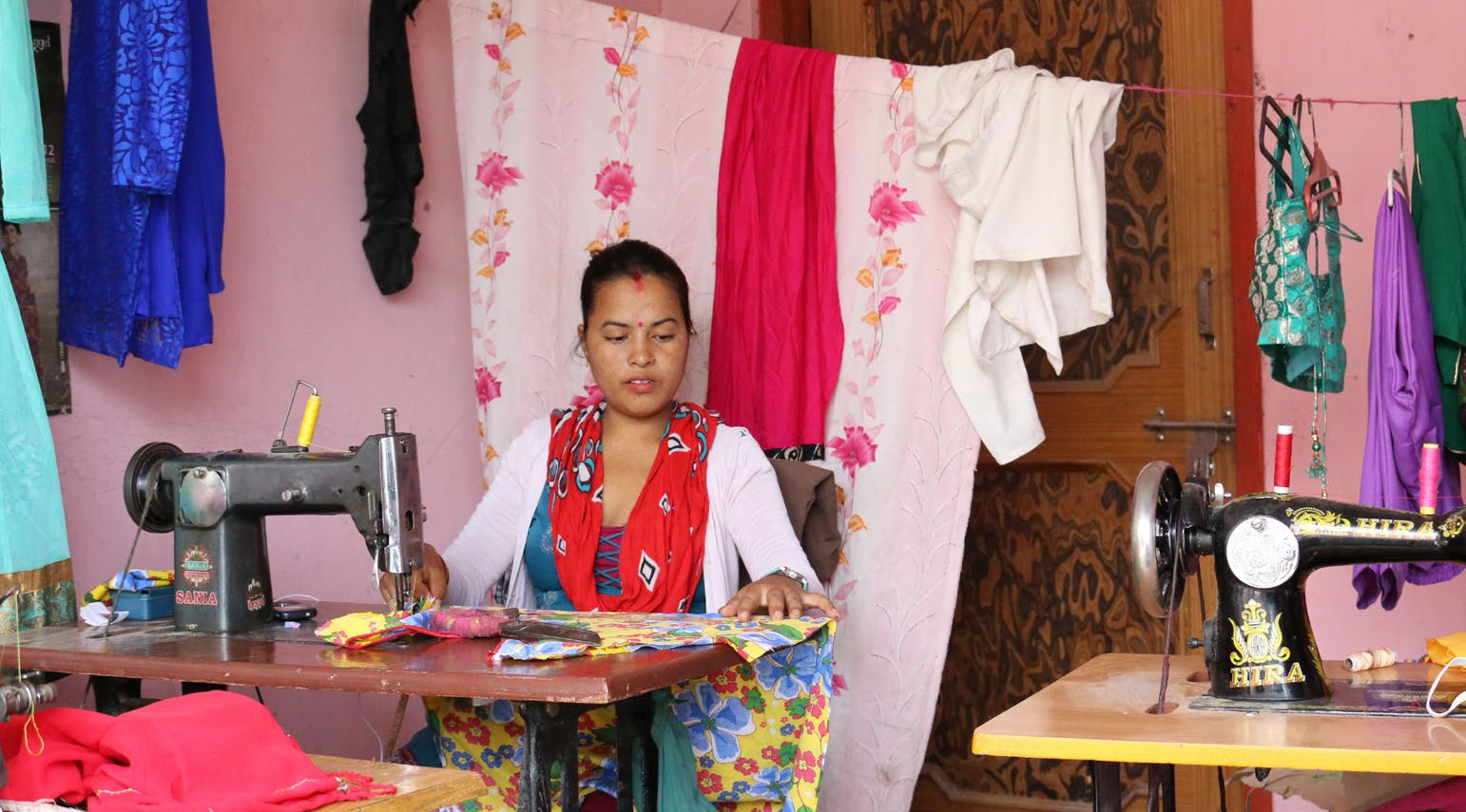 6 ostvision WIR BAUEN AUF durch Bildung und Gewerbeförderung MENSCHEN ENTDECKEN IHR POTENZIAL NEPAL Ashis Khadka Kathmandu Armut und Hoffnungslosigkeit sind weit verbreitet in Nepal.