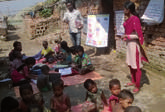 NEWSTICKER 2016 +++NEWS+++ UNTERRICHT UNTER FREIEM HIMMEL In den Brickfield Schools außerhalb von Kolkata werden Kinder von Saisonarbeiter/innen in kleinen mobilen Schulen unterrichtet.