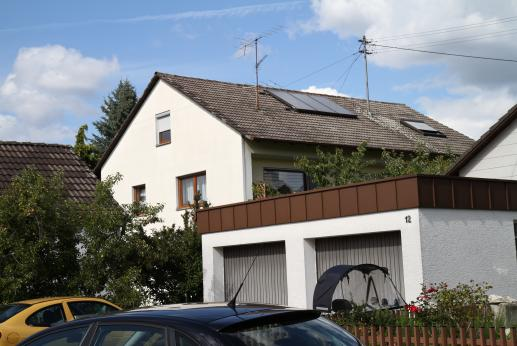 OG im 2 Familienhaus, Ziegelbauweise Nutzfläche: 120,38 m² Etage: 1 Etagenanzahl: 1+DG Schlafzimmer: 3 Badezimmer: 1 + separate Toilette Balkon:, Südseite Garten: Gartenanteil Einbauküche: