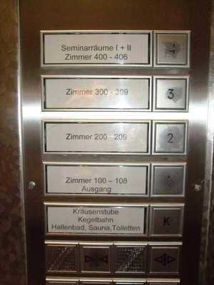 Bedienelemente im Aufzug Nebengebäude Aufzug Nebengebäude Die
