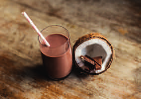 Chocolate Coco o Kokosmilch & Schokolade Zutaten für 250-300 ml Smoothie: 150 ml Kokosmilch 100 ml Wasser ca. 366 kcal 2 gehäufte Esslöffel ProteinShake Schokolade Die Kokosmilch gut schütteln.