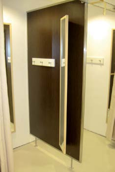 Umkleidekabinen TB /13 Umkleidekabinen eignen sich für feuchte und nasse Räume, insbesondere in Wellness-Zentren, Schwimmhallen, Bädern und Sporteinrichtungen.