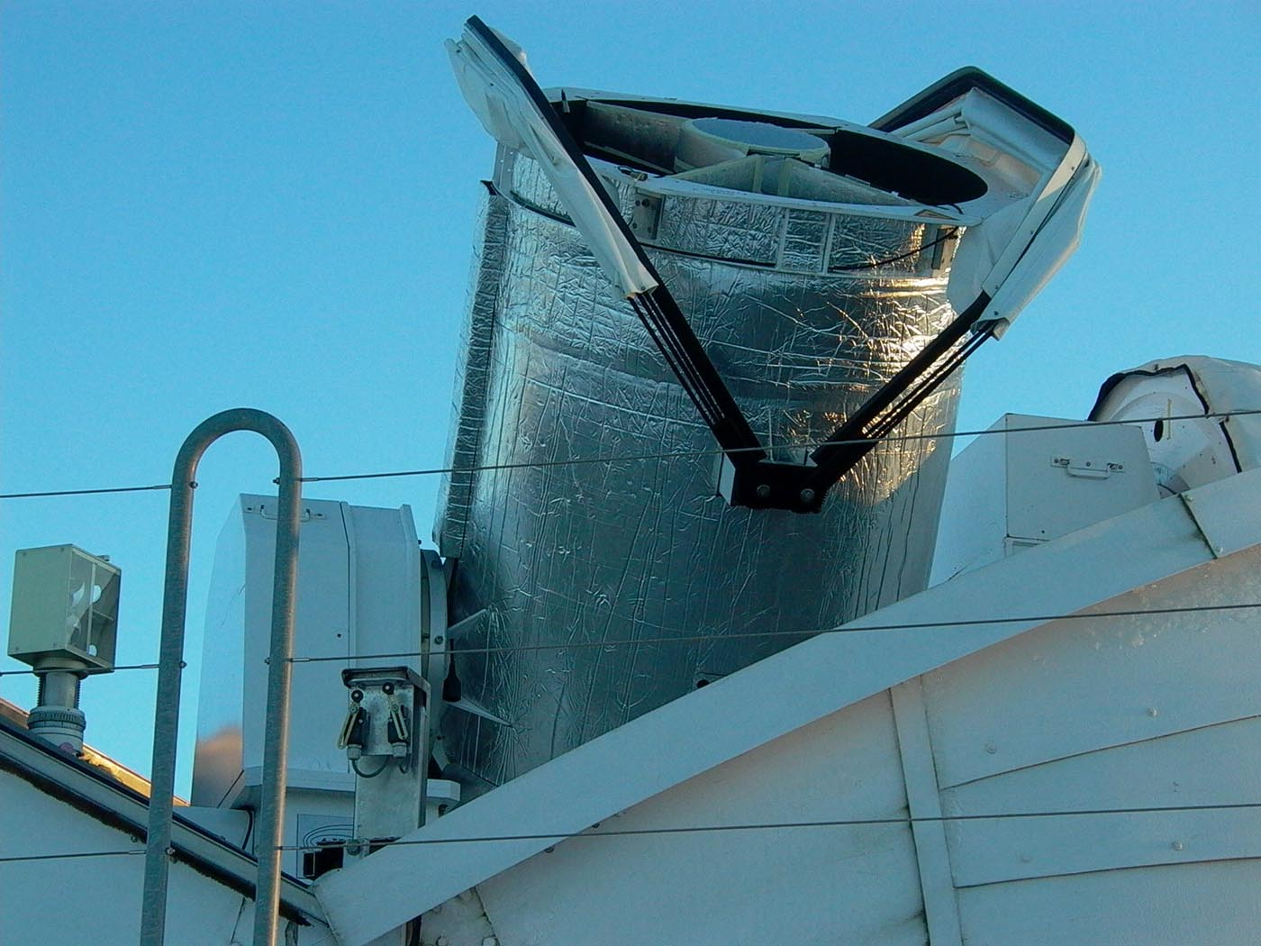 Optische Instrumente in Zimmerwald ZIMLAT (ZIMmerwald Laser and Astrometry Telescope) 1m Öffnung 4 Brennweiten: f=1, 2, 4, 8m 2k x 2k