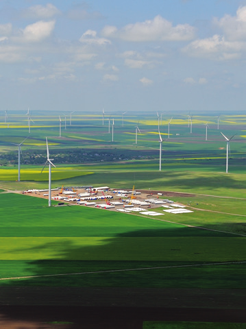 ERNEUERBARE ENERGIEQUELLEN DER WEG ZU SAUBERER ENERGIE DER GRÖSSTE ONSHORE- WINDPARK EUROPAS Die installierte Kapazität von erneuerbaren Energieträgern der CEZ Gruppe liegt bei fast 3 350 MW.