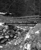 Sie bestehen meist aus Steinblöcken, Steinkörben oder Beton. Holz ist nicht geeignet. 6.12.2.2 Unterbau Oberbau Fels als Widerlager (links). Betonträger für Brücke (rechts).