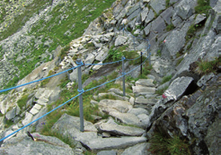 Geländer Bautechniken 6.16 Geländer 6.16.1 Grundsätzliches Auf alpinen Wegen kann man davon ausgehen, dass die Wanderer über eine ausreichende Trittsicherheit verfügen.