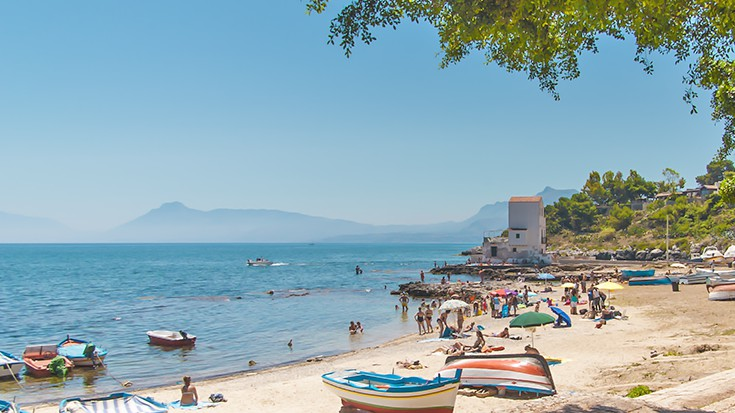 Der freie Dorfstrand von Sant'Elia Der wohl schönste Strand von Santa Flavia liegt quasi mitten im Ortsteil Sant'Elia (gelber Fleck in der Karte auf Seite 1).