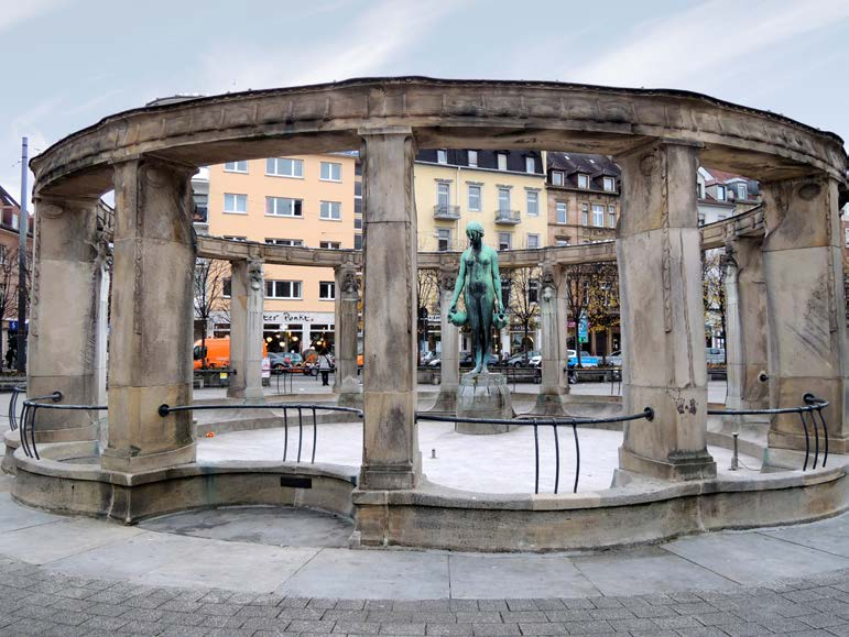 Tagsüber sind die verschiedenen Plätze der Innenstadt Anlaufpunkte für wohnungslose ältere Menschen, für Punks, für Konsumierende illegaler Drogen, aber auch für die Schülerinnen und Schüler der