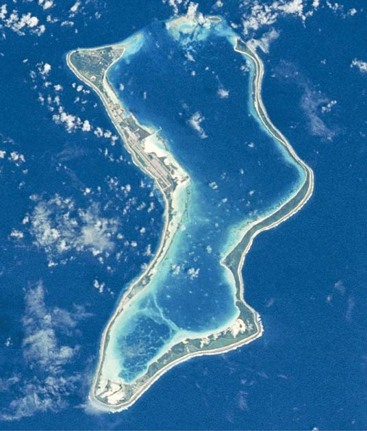 Wo ist Flug MH370? Diego Garcia ist nach der Landfläche das größte Atoll des Chagos-Archipels und der letzte verbliebene Teil des Britischen Territoriums im Indischen Ozean.