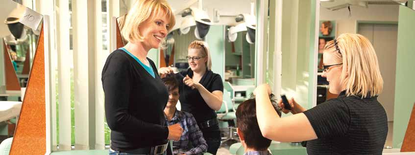 2. LEHRJAHR Kurs- Empfehlungen 7228S Haarverlängerung und Haarverdichtung für Lehrlinge In diesem Kurs erwerben Sie theoretische Kenntnisse zum Thema Haarverdichtung und -verlängerung.