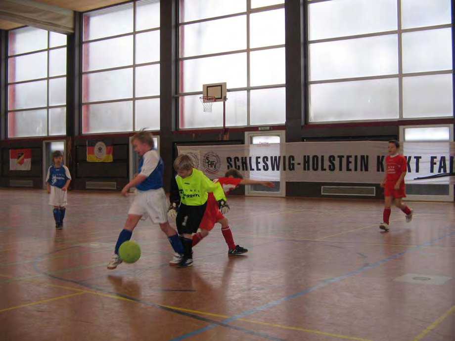 Budenzauber in der Gudewerdt-Sporthalle Mit viel Engagement zum Thema Fair-Play haben die Eltern und Trainer der F1-Jugend ihr diesjähriges Hallenturnier am 15. Februar vorbereitet und ausgerichtet.