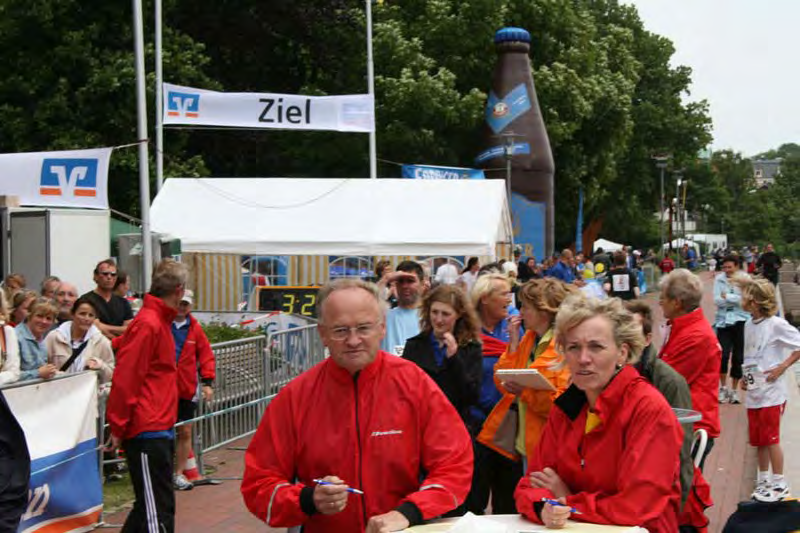 nander nach vorn auf die Bühne gebeten. Die Staffelteilnehmer bekamen alle eine Urkunde und einen schönen Sachpreis dazu. Unsere leistungsstärkste Mannschaft erreichte immerhin den 11. Platz.