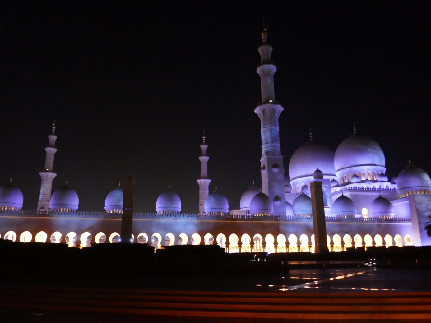 Montag, 5.12.2016: Abu Dhabi bei Nacht Die Sheikh-Zayed-Moschee.